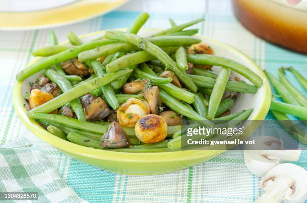 sauteed green beans with caramelized onions and mushrooms - salteado imagens e fotografias de stock