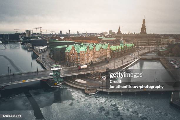 copenhagen cityscape: frozen canals - copenhagen skyline stock pictures, royalty-free photos & images