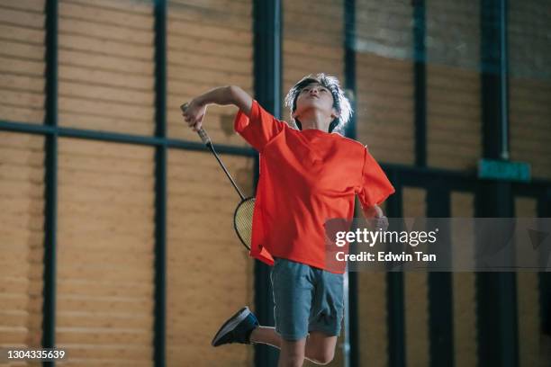 asian chinese teenage boy badminton player playing practicing in badminton court - badminton imagens e fotografias de stock