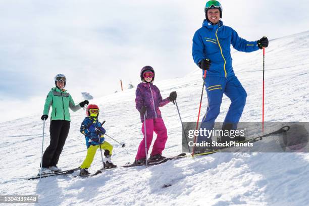 portret van gelukkige familie op skipiste - happy skier stockfoto's en -beelden