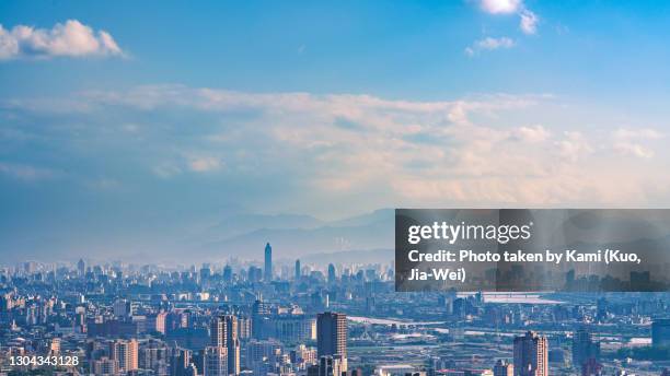 taipei city at sunny day - horizonte sobre tierra fotografías e imágenes de stock