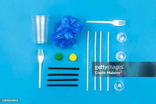 reduce plastic waste. diverse plastic waste on blue background. - single use 個照片及圖片檔