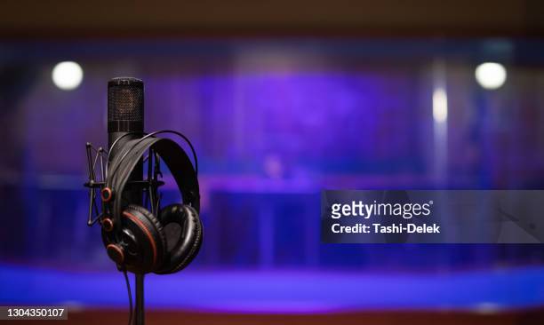 condenser microphone on boom stand with headphones - rapper stock pictures, royalty-free photos & images