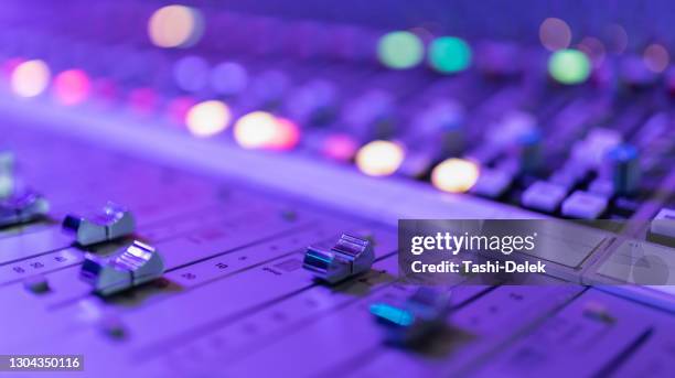 music mixer - producer imagens e fotografias de stock