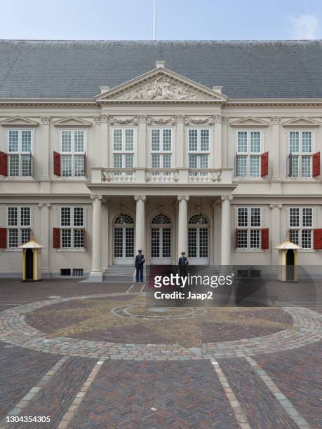 entrance of noordeinde palace in the hague, workplace of the king - noordeinde palace stock pictures, royalty-free photos & images