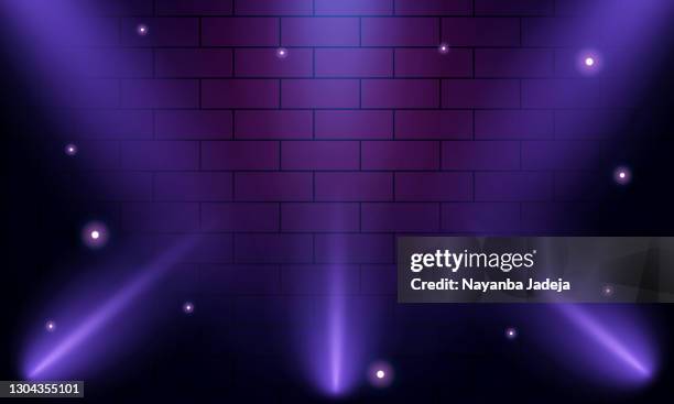 stockillustraties, clipart, cartoons en iconen met verlicht podium met schilderachtige lichten en rook. paarse vector - dansvloer