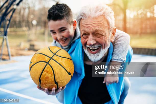 basketball spielen - exercise ball stock-fotos und bilder