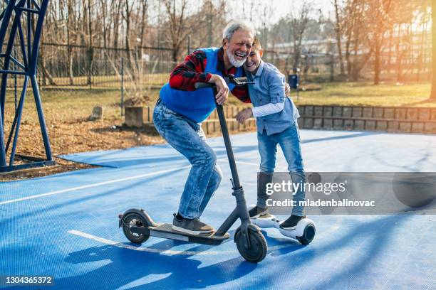 grootvader en kleinzoon - edm stockfoto's en -beelden