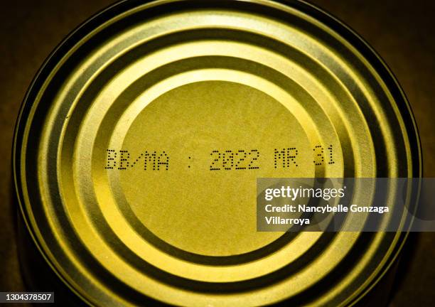 overhead shot of a tin can of tuna with expiration date. - fechas de caducidad fotografías e imágenes de stock