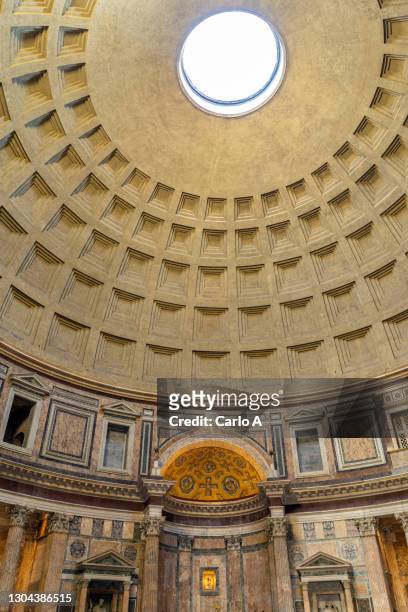 rome, italy pantheon interior - panthéon photos et images de collection