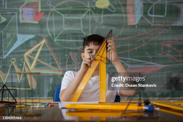 teenage geometrie student in der schule - geometriestunde stock-fotos und bilder