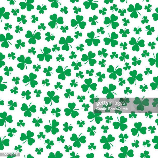 illustrazioni stock, clip art, cartoni animati e icone di tendenza di molti piccoli trifoglio lasciano un modello senza soluzione di continuità - four leaf clover