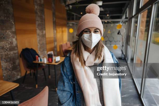 retrato sonriente de invierno - mascarilla n95 fotografías e imágenes de stock