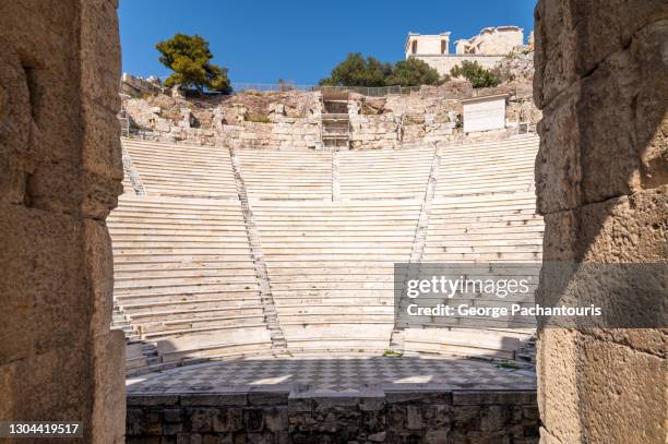 the theater of herodes atticus in athens, greece - odeion gebouw uit de oudheid stockfoto's en -beelden