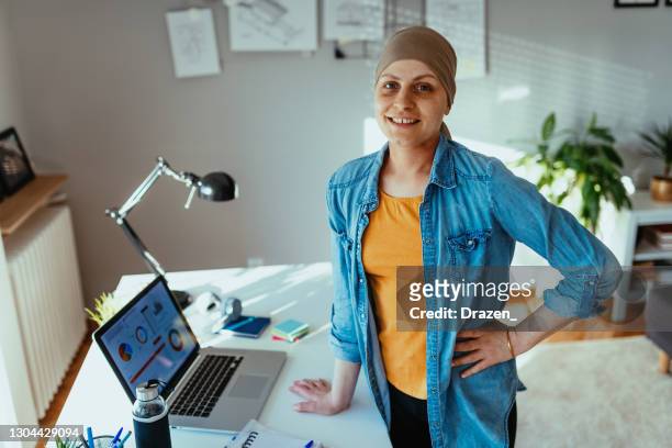 paziente oncologico con velo che lavora in ufficio o in ufficio domestico durante il blocco covid-19 - leanincollection foto e immagini stock