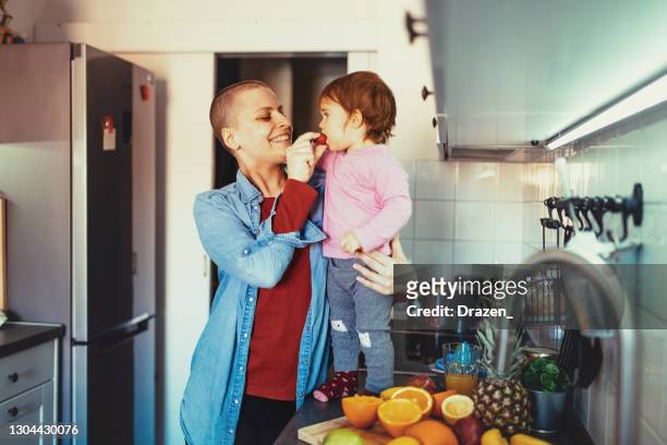 癌症母親與女兒一起做早餐 - survival 個照片及圖片檔