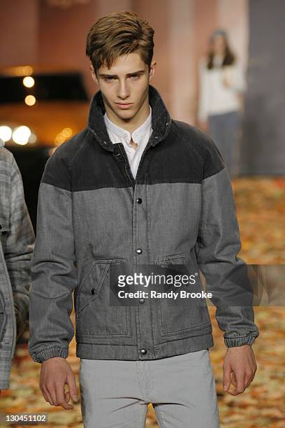 Taylor and Daniel Hettmann wearing Lacoste Fall 2007 News Photo - Getty Images
