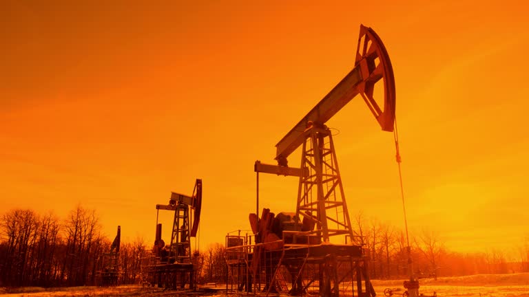 https://media.gettyimages.com/id/1304517696/video/silhouette-of-an-oil-machine-oil-pumping-rig-on-the-background-of-the-sunset-high-quality-4k.jpg?b=1&s=640x640&k=20&c=B9nOaFTtB0QWyBTxg_zs9pxwP9KFt6dm8CBh1RrIGro=