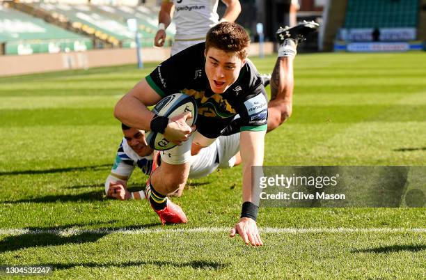 Tommy Freeman of Northampton Saints goes over to score a try during the Gallagher Premiership Rugby match between Northampton Saints and Bath at...