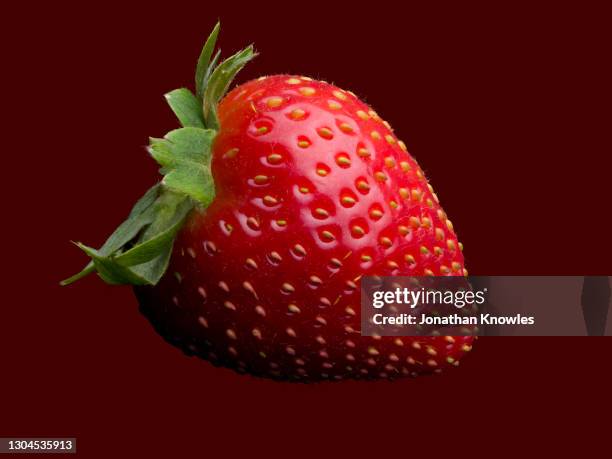 close up whole strawberry - erdbeeren freisteller stock-fotos und bilder