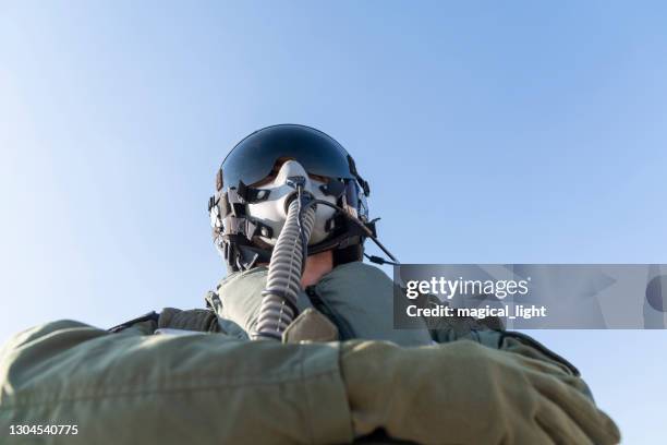 飛行員與西裝和軍用空氣。戰鬥機飛行員肖像擺姿勢 - 空軍 個照片及圖片檔