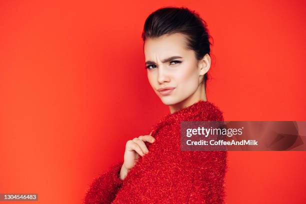 schöne frau mit lockigem haar zeigt ihr produkt - boygroup stock-fotos und bilder