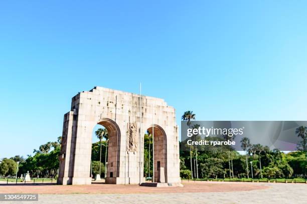 denkmal für den expeditionär - pôrto alegre stock-fotos und bilder