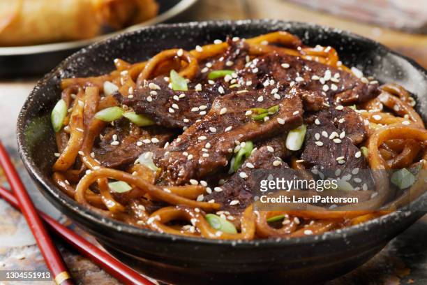 mongoliskt nötkött med shanghai nudlar - mongolsk kultur bildbanksfoton och bilder