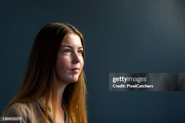 porträtt ung kvinna på mörkgrå bakgrund - women for wallpaper bildbanksfoton och bilder