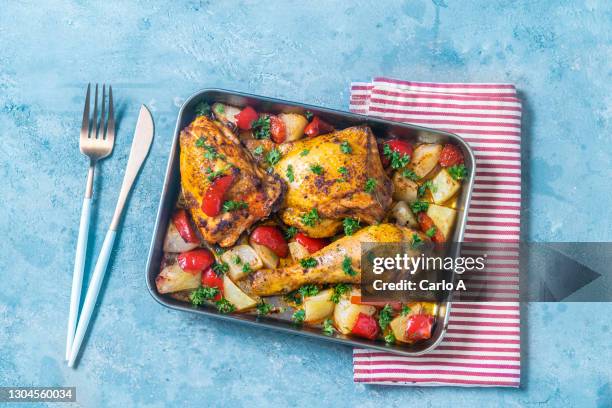 chicken with bell peppers and potatoes - baking sheet fotografías e imágenes de stock