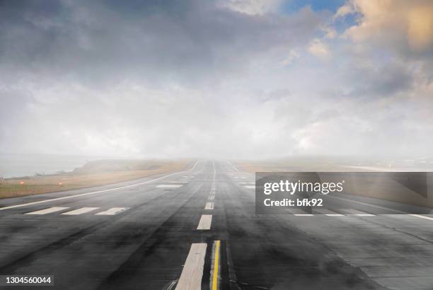 striscia vuota con marcature. - pista di atterraggio foto e immagini stock