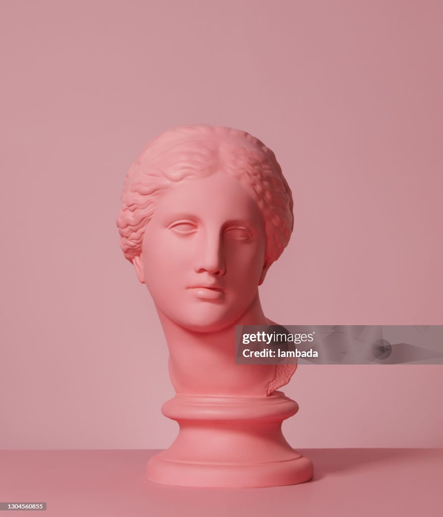 Busto di colore rosa della dea greca