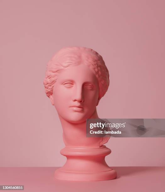 roze gekleurde buste van griekse godin - statue stockfoto's en -beelden