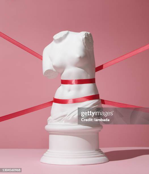 plaster torso of venus tied with ribbons - estátua de belas artes imagens e fotografias de stock