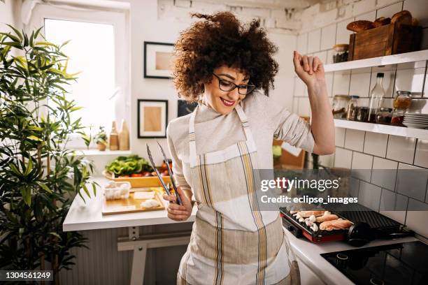 jong en vrij in keuken - hipster in a kitchen stockfoto's en -beelden