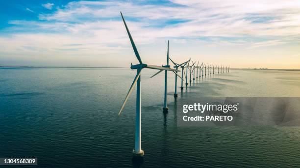 windmolens van kust - windturbine stockfoto's en -beelden