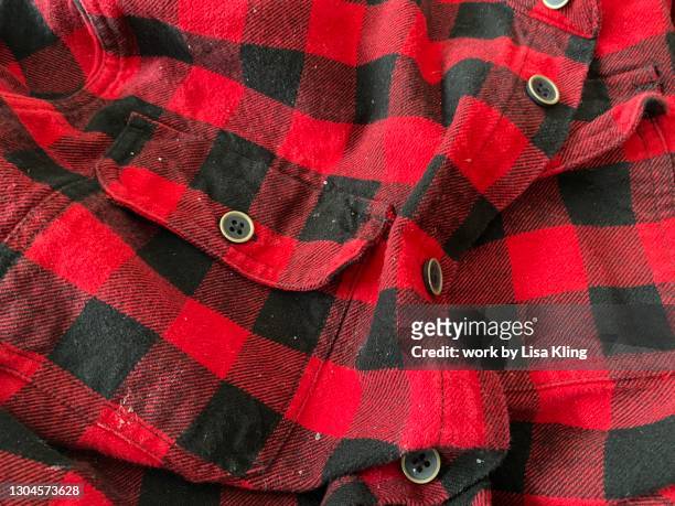 worn red flannel shirt - chemise à carreaux photos et images de collection