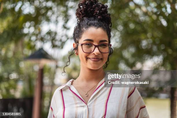 笑う若い女性のポートレート - happy glasses ストックフォトと画像