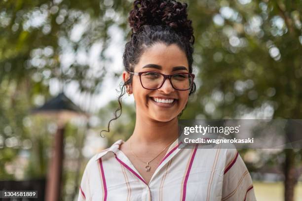 portret van jonge vrouw het glimlachen - belém brazilië stockfoto's en -beelden