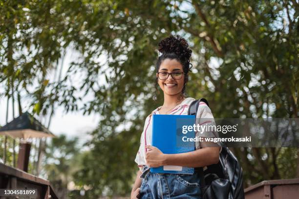 jeune femme utilisant le bandana comme masque protecteur de visage - university photos et images de collection