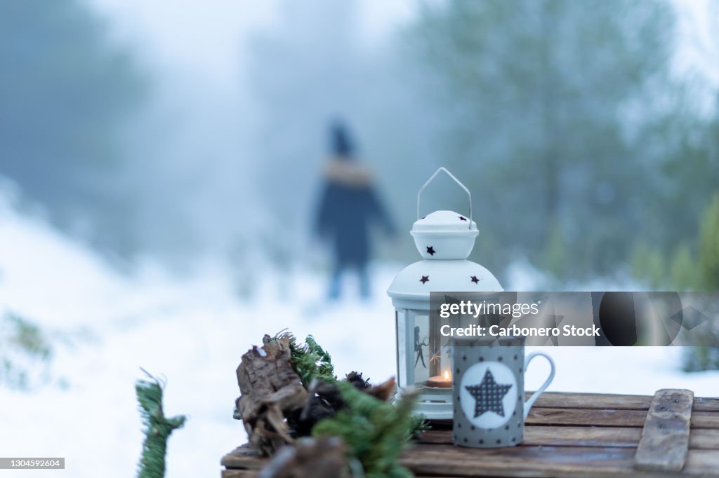 Snack in the snow with children