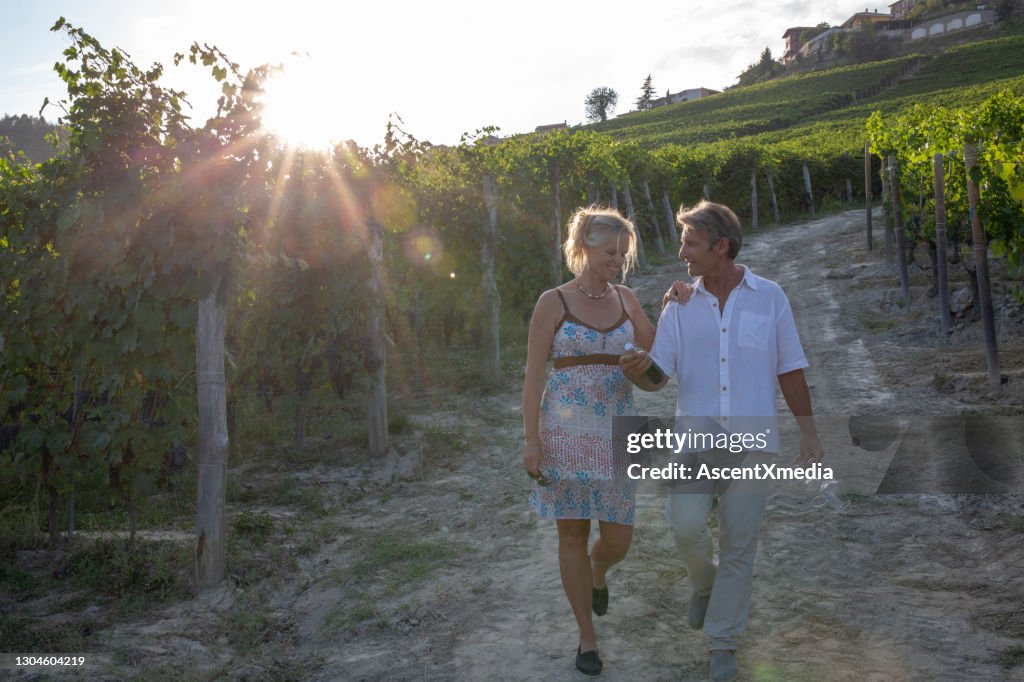 Paar erkunden gemeinsam einen Weinberg