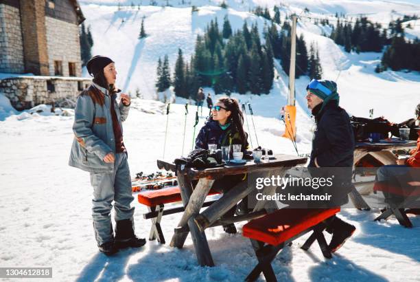 familie en vrienden op de vakantie van de skiberg - family in snow mountain stockfoto's en -beelden