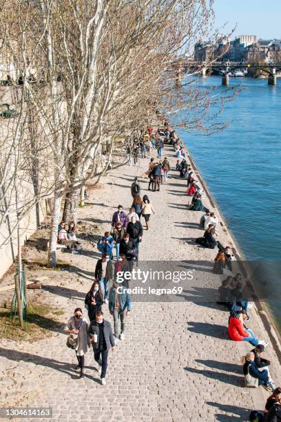 parigi : quai de seine affollata durante pandemia covid-19 - river seine foto e immagini stock