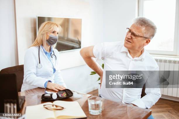 il paziente si lamenta con il medico del dolore renale - rene umano foto e immagini stock