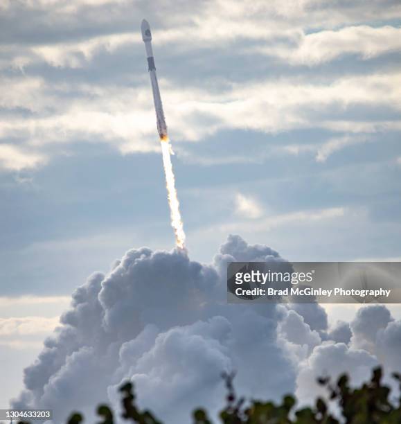 falcon 9 rocket launch - ballistic stock-fotos und bilder