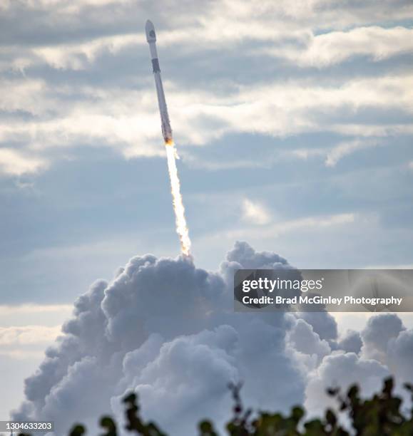 falcon 9 rocket launch - lanzamiento publicitario fotografías e imágenes de stock