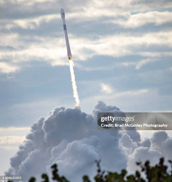 falcon 9 rocket launch - spacex falcon 9 stock pictures, royalty-free photos & images