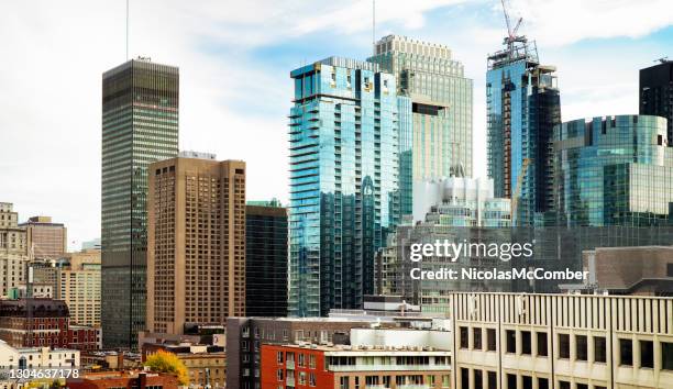 el centro de montreal elevó la vista desde el oeste de la calle sainte-catherine hacia los rascacielos - montreal city fotografías e imágenes de stock