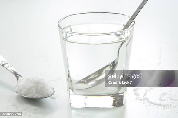 table salt water - dissolving stockfoto's en -beelden